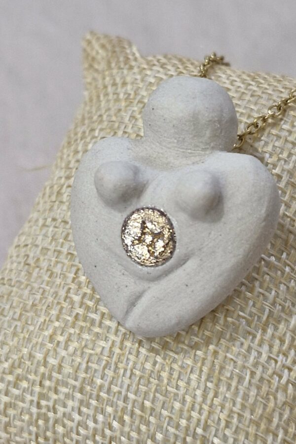 médaillon cœur de vénus – la sage | bijoux féminins sacrés en terre blanche