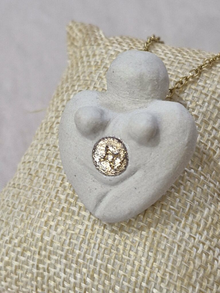 médaillon cœur de vénus – la sage | bijoux féminins sacrés en terre blanche