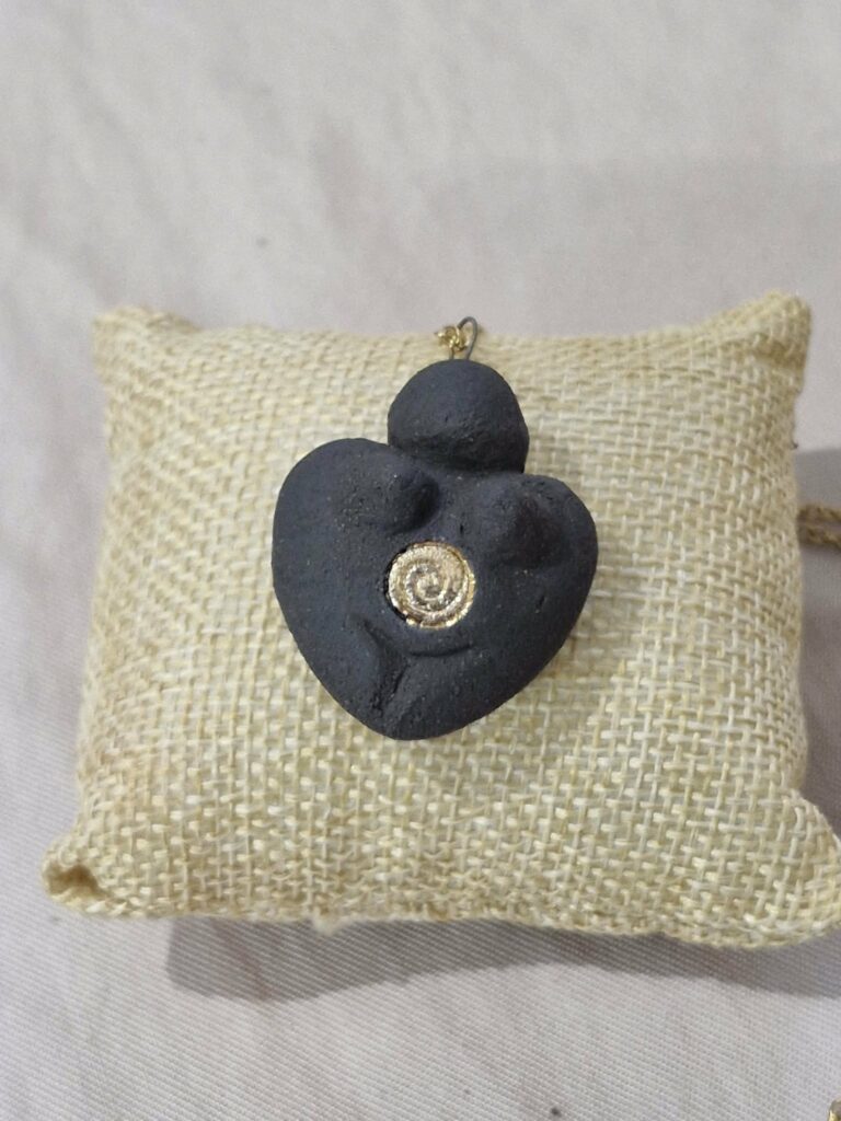 médaillon cœur de vénus – la mystérieuse – bijou féminin sacré