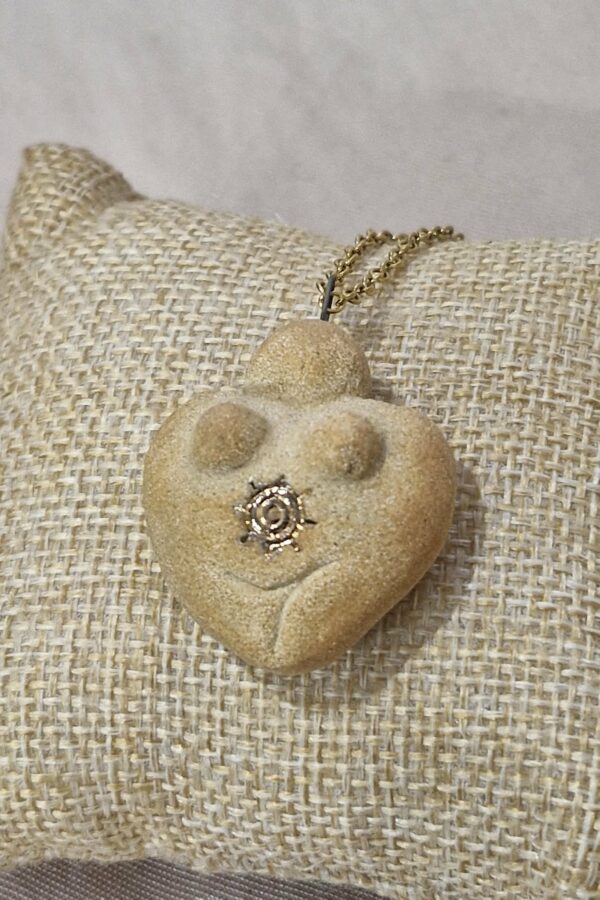 médaillon cœur de vénus – la créatrice | bijoux féminins sacrés en terre ocre