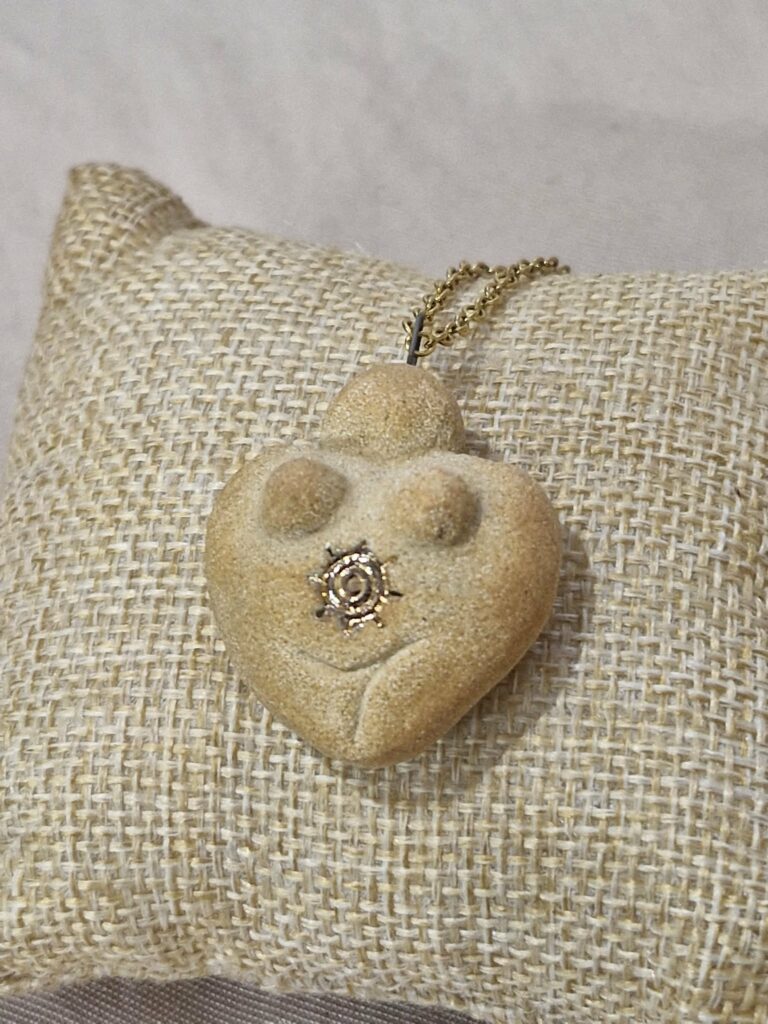médaillon cœur de vénus – la créatrice | bijoux féminins sacrés en terre ocre
